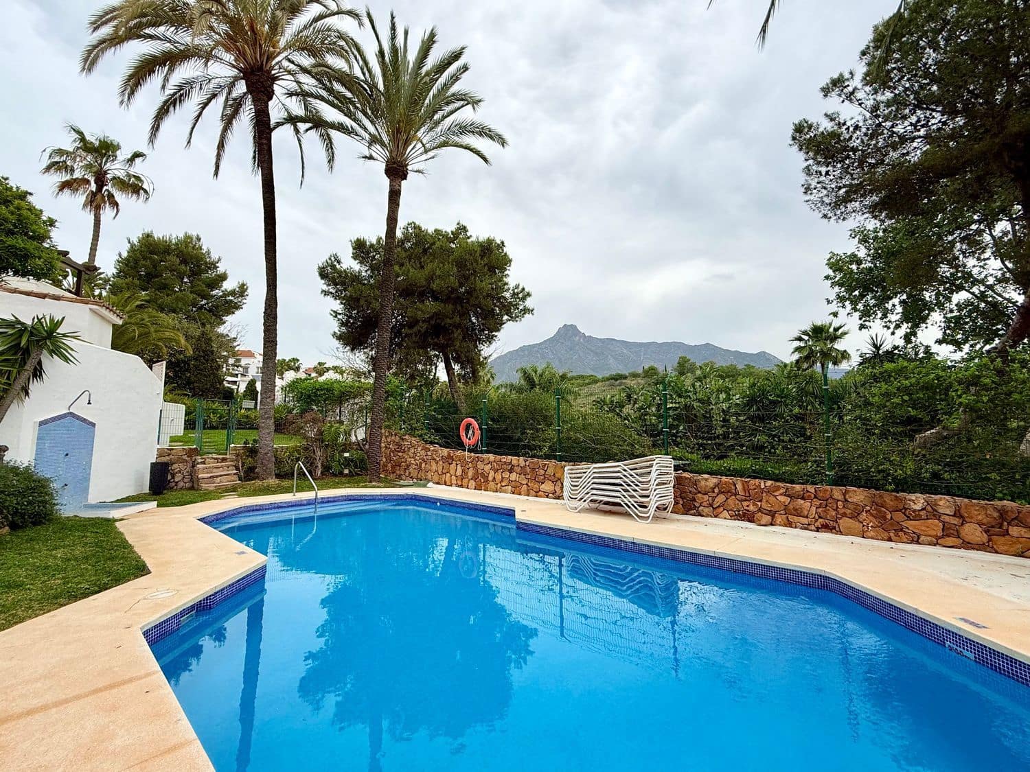 2 soveværelse Byhus til leje i Marbella med swimmingpool garage - € 4.500 (Ref: 9864720)