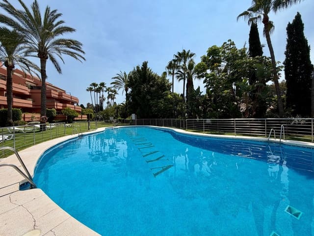 2 quarto Apartamento para arrendar em Puerto Banus, Marbella com piscina garagem - 3 900 € (Ref: 9889686)
