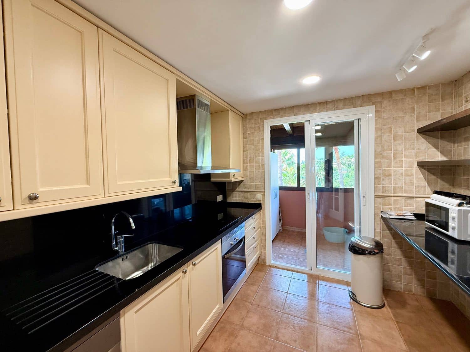 4 soverom Leilighet til leie i Puerto Banus med svømmebasseng garasje - € 4 500 (Ref: 9891548)