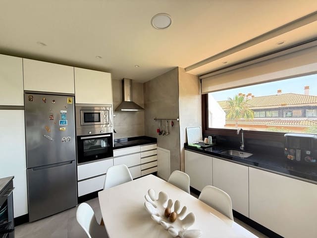 2 sovrum Lägenhet att hyra i La Dama de Noche - La Alzambra, Marbella med pool garage - 2 200 € (Ref: 9912657)