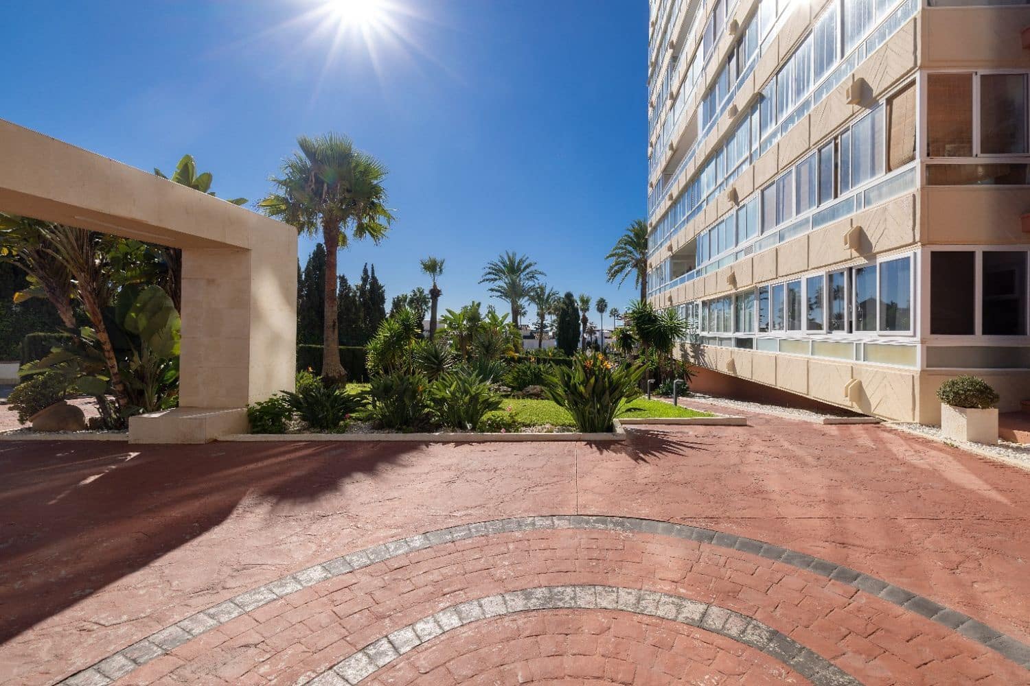 Apartamento para arrendar em Marbella com garagem - 1 600 € (Ref: 9919257)