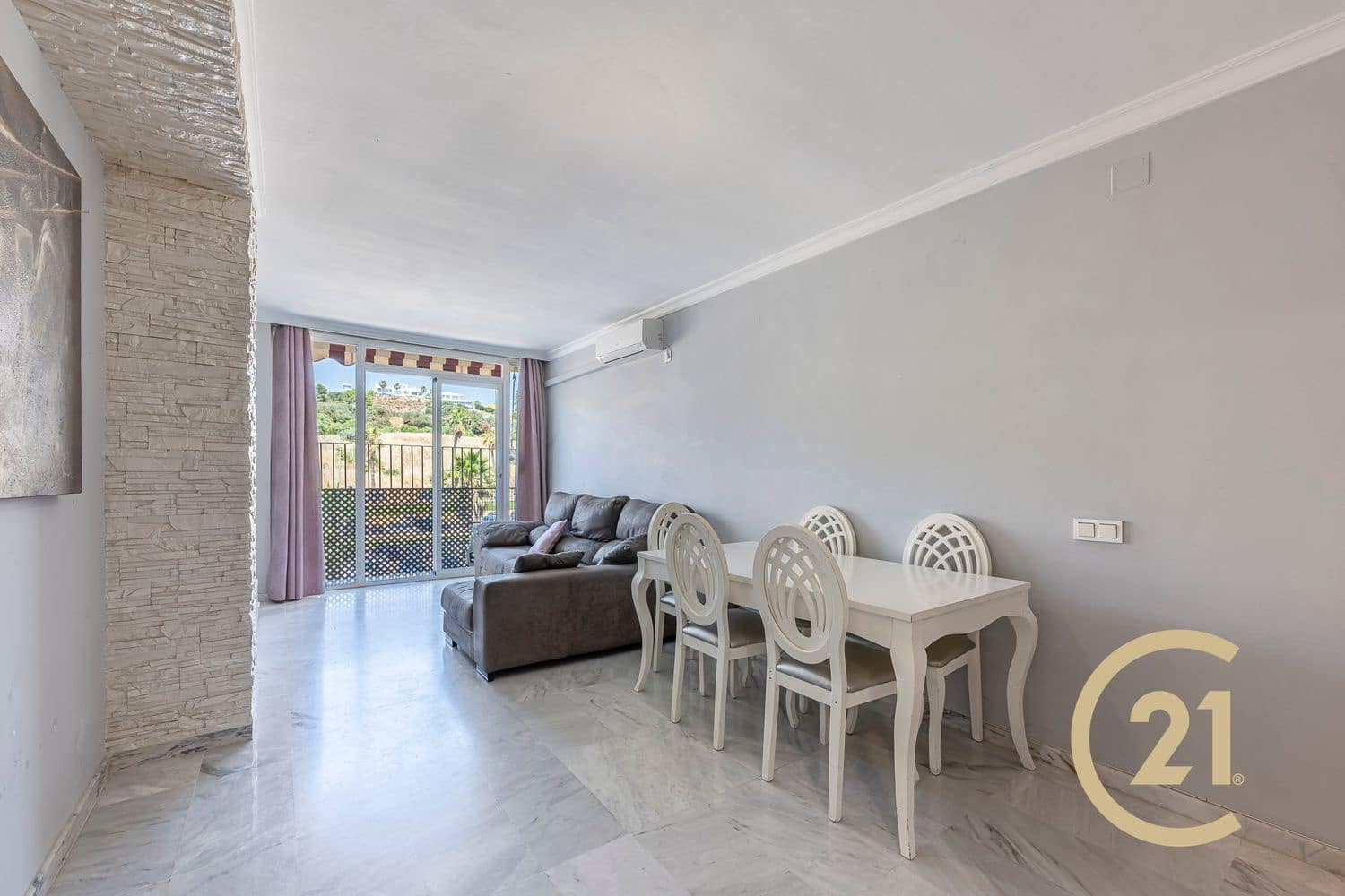 3 soverom Leilighet til salgs i Nueva Andalucia med svømmebasseng garasje - € 300 000 (Ref: 9926667)
