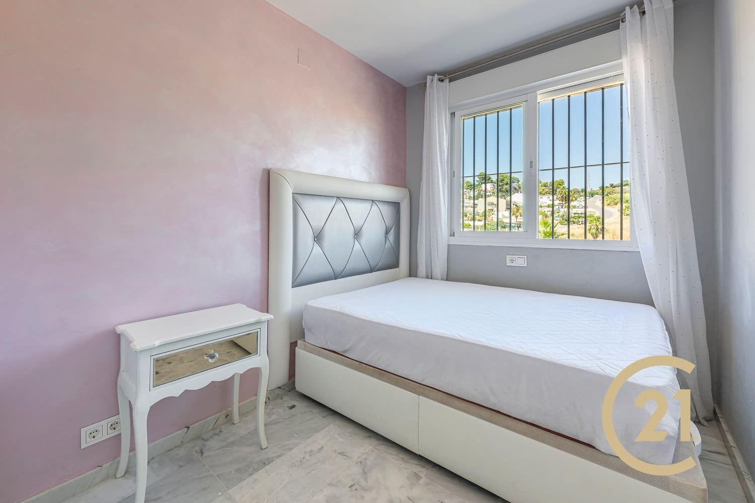 3 soverom Leilighet til salgs i Nueva Andalucia med svømmebasseng garasje - € 300 000 (Ref: 9926667)
