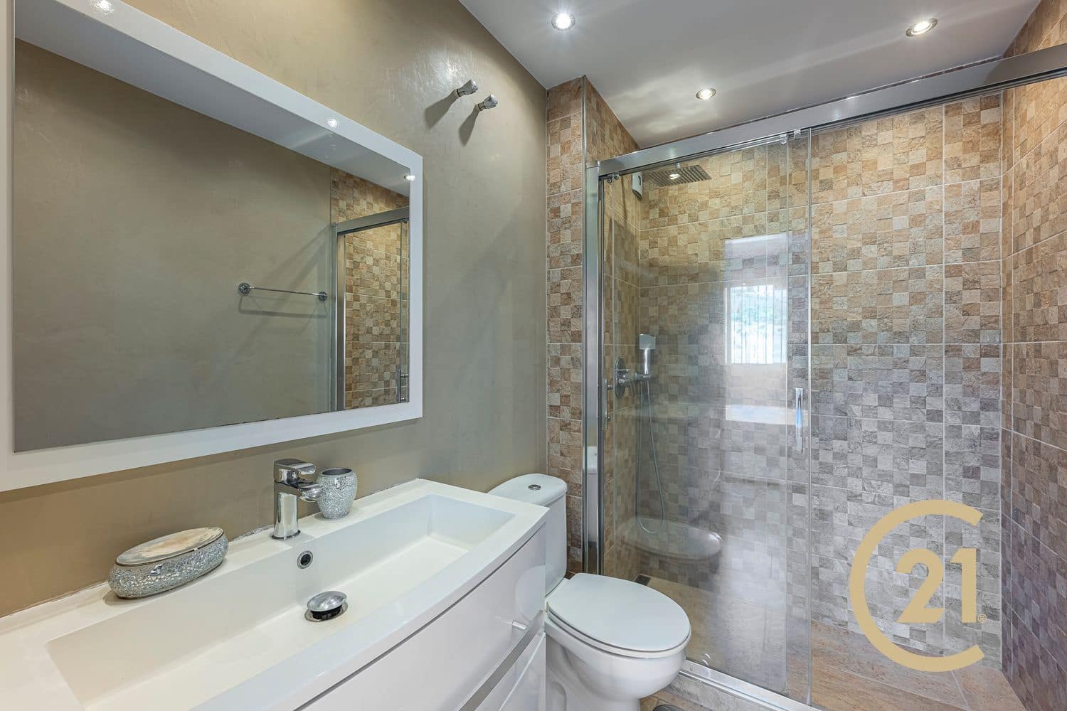 3 soverom Leilighet til salgs i Nueva Andalucia med svømmebasseng garasje - € 300 000 (Ref: 9926667)
