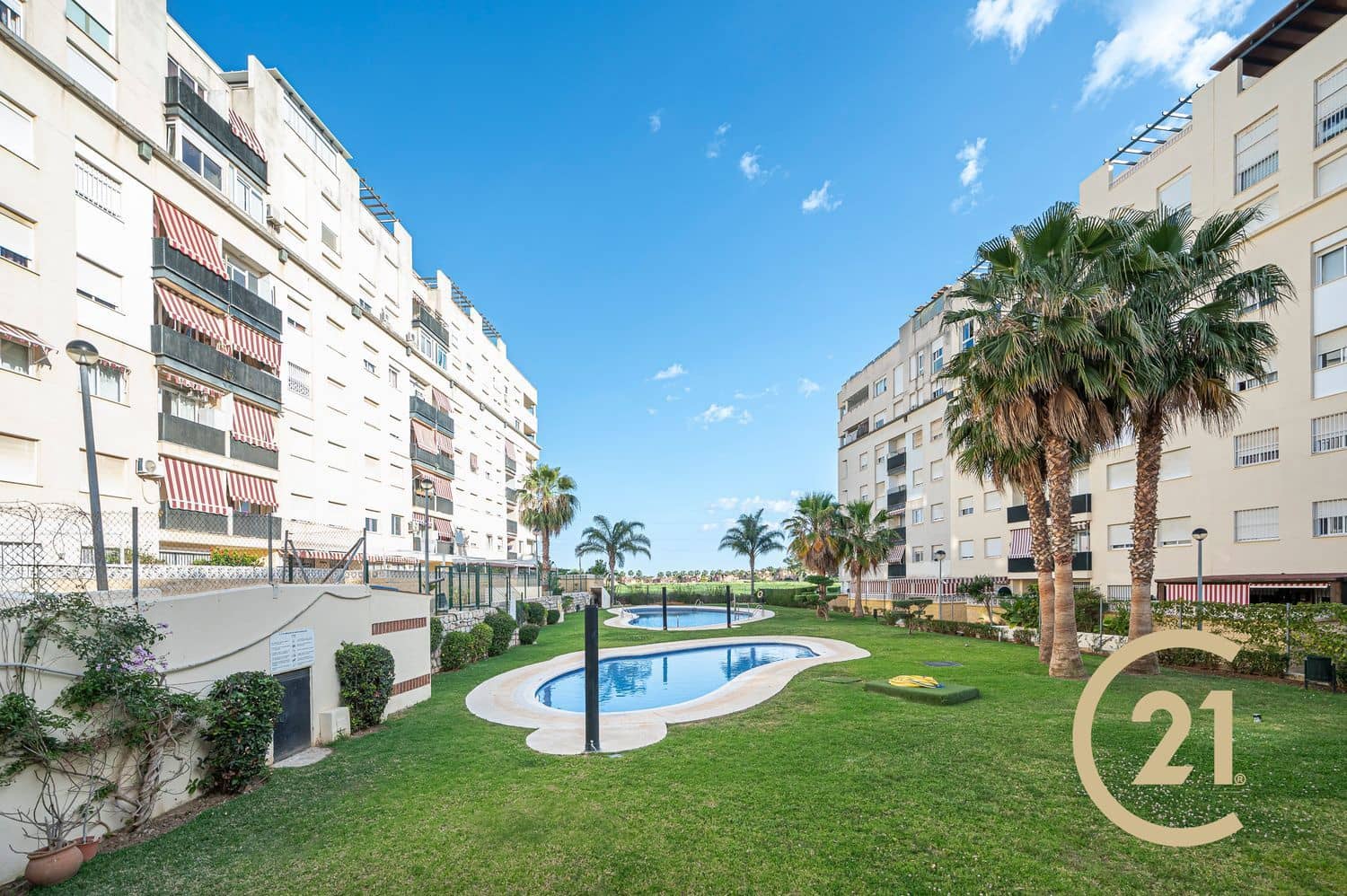 3 soverom Leilighet til salgs i Nueva Andalucia med svømmebasseng garasje - € 300 000 (Ref: 9926667)