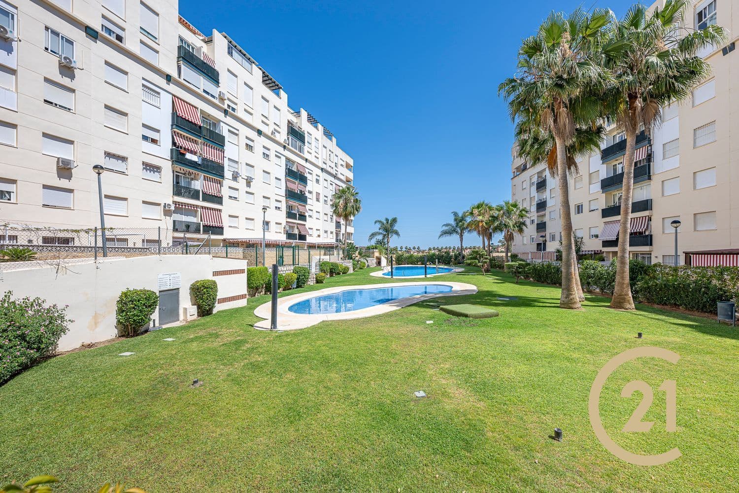 3 soverom Leilighet til salgs i Nueva Andalucia med svømmebasseng garasje - € 300 000 (Ref: 9926667)