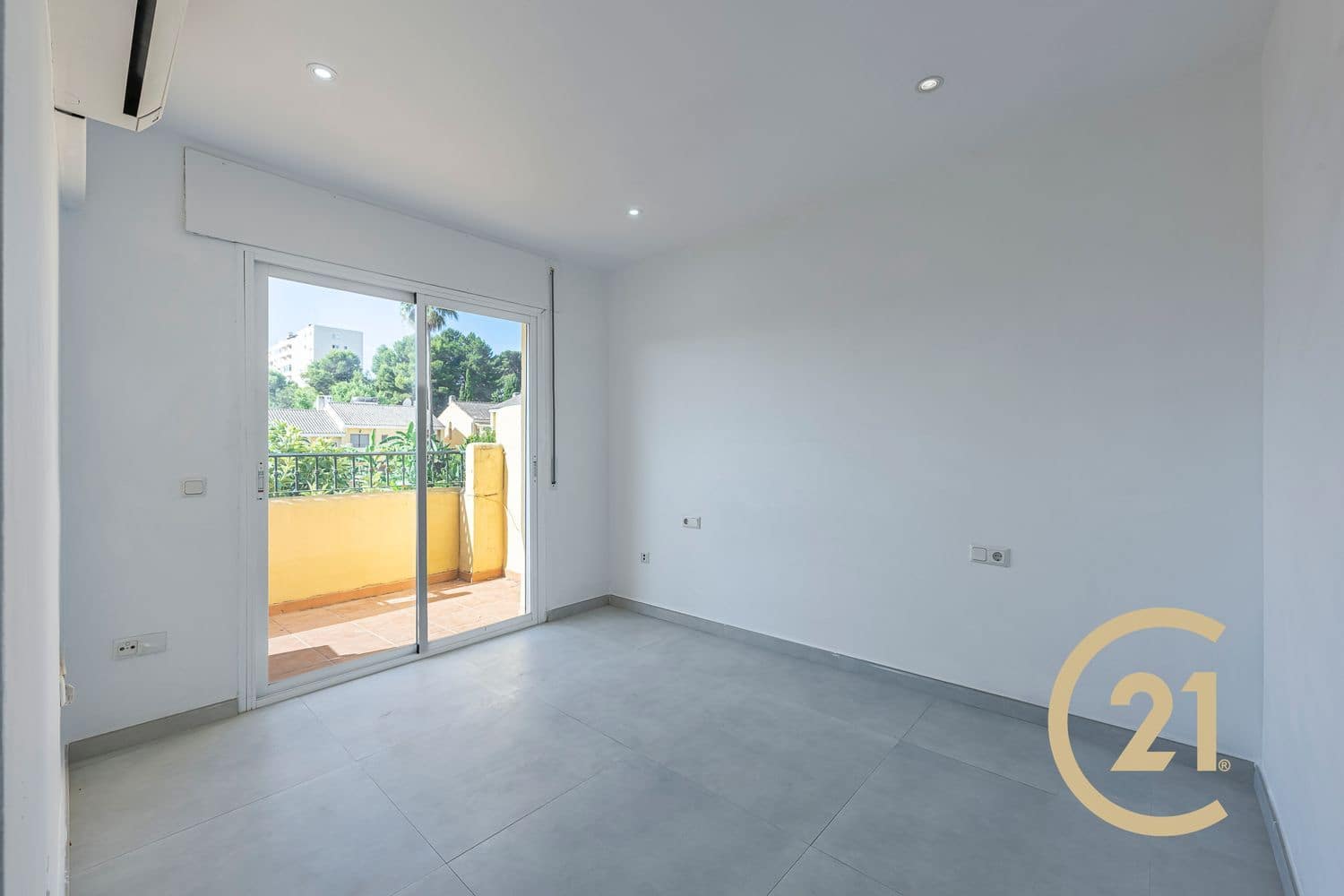 3 soveværelse Byhus til salg i Estepona med swimmingpool garage - € 375.000 (Ref: 9939295)
