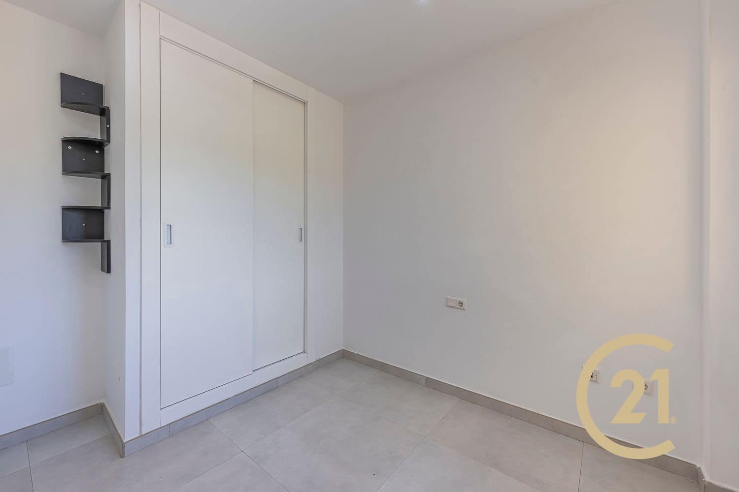 3 soveværelse Byhus til salg i Estepona med swimmingpool garage - € 375.000 (Ref: 9939295)