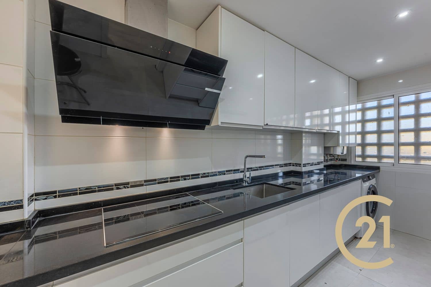3 soveværelse Byhus til salg i Estepona med swimmingpool garage - € 375.000 (Ref: 9939295)