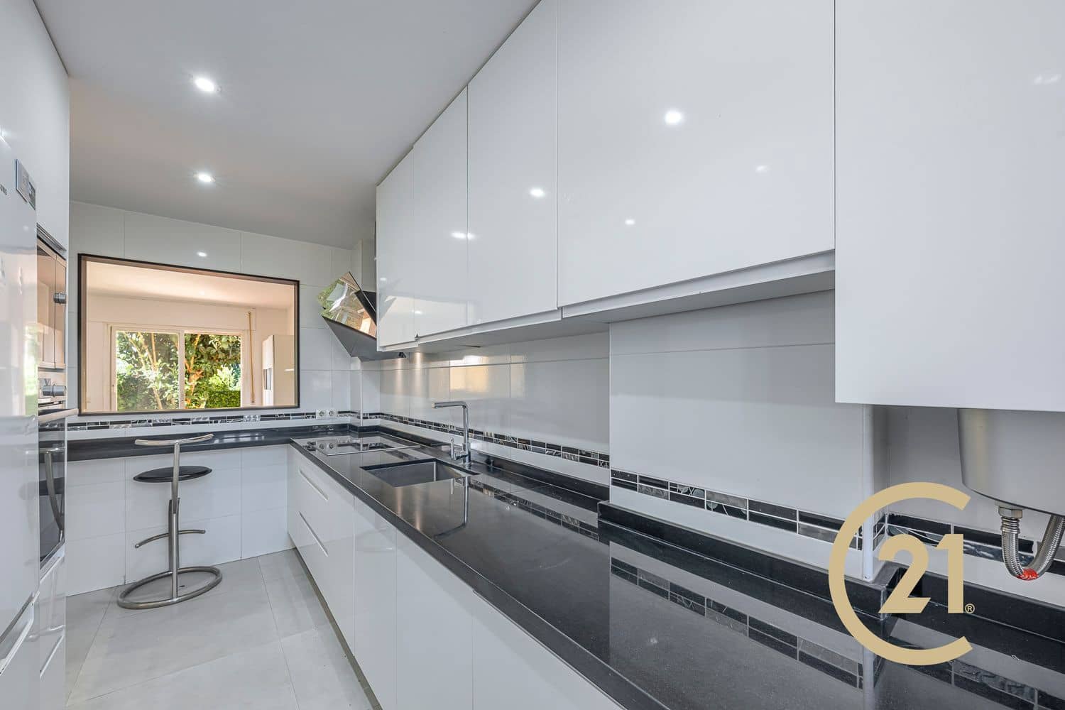 3 soveværelse Byhus til salg i Estepona med swimmingpool garage - € 375.000 (Ref: 9939295)