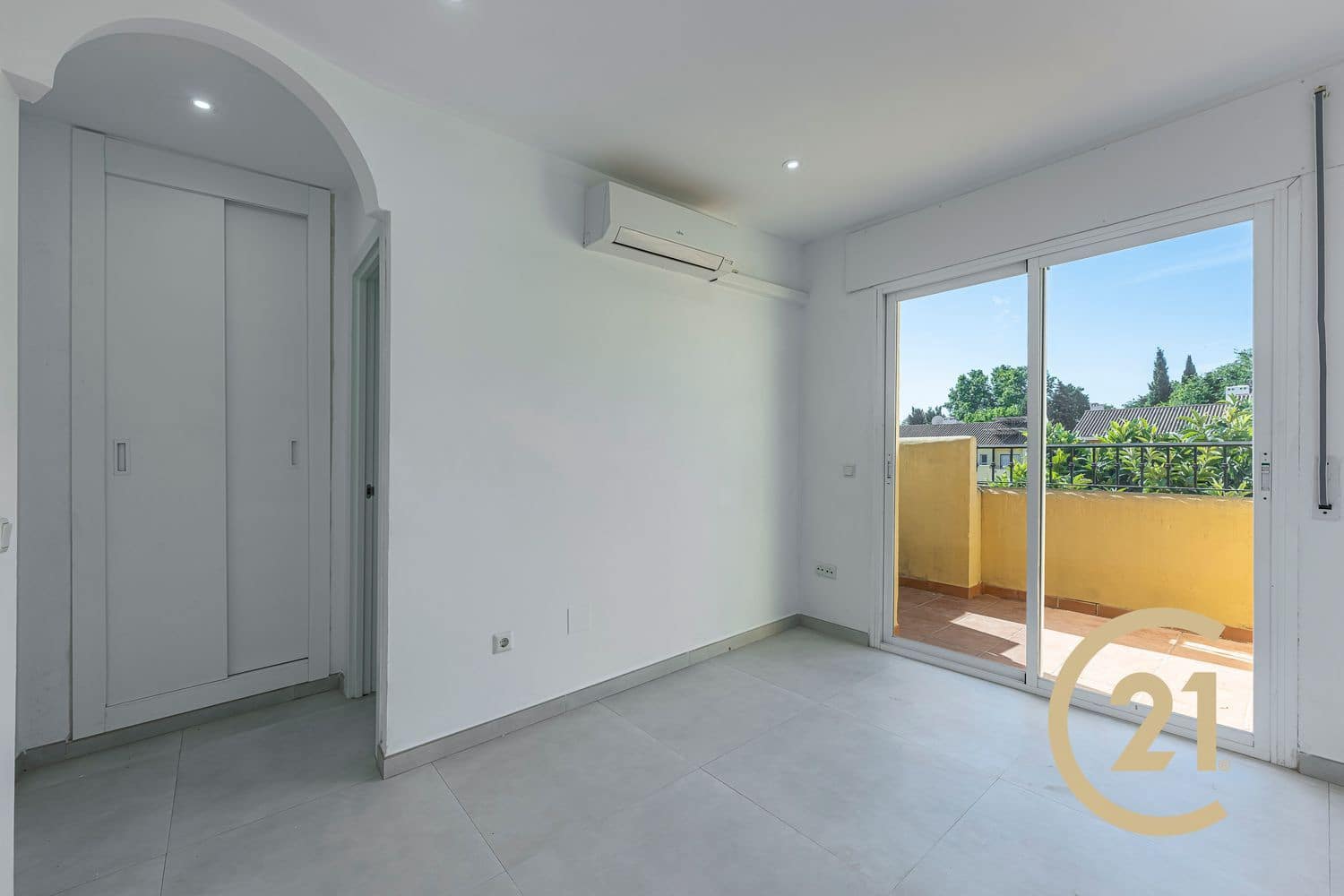 3 soveværelse Byhus til salg i Estepona med swimmingpool garage - € 375.000 (Ref: 9939295)