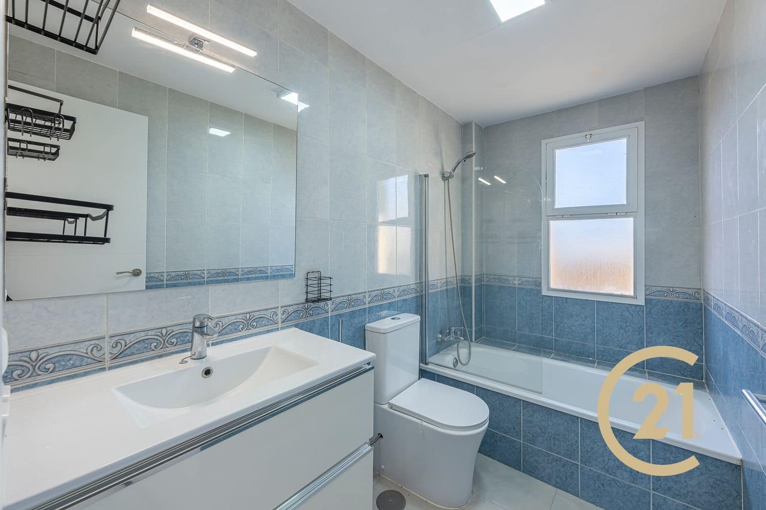 3 soveværelse Byhus til salg i Estepona med swimmingpool garage - € 375.000 (Ref: 9939295)