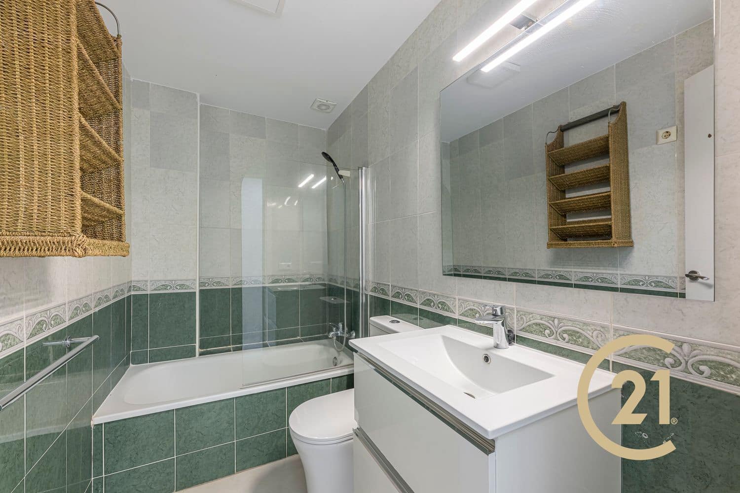 3 soveværelse Byhus til salg i Estepona med swimmingpool garage - € 375.000 (Ref: 9939295)