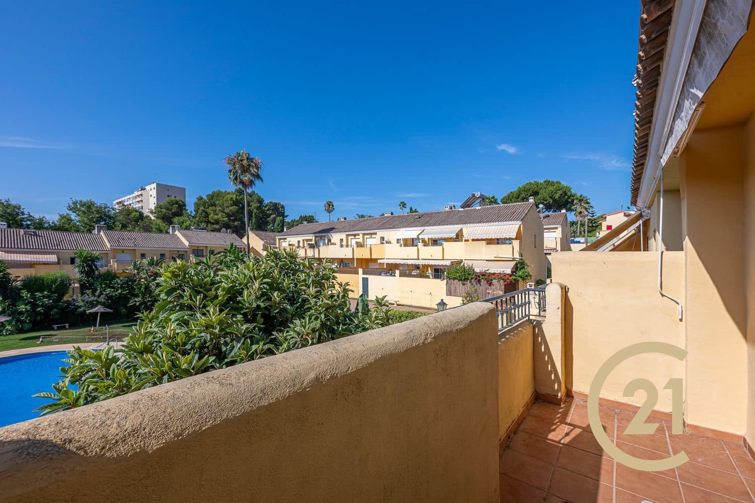3 soveværelse Byhus til salg i Estepona med swimmingpool garage - € 375.000 (Ref: 9939295)