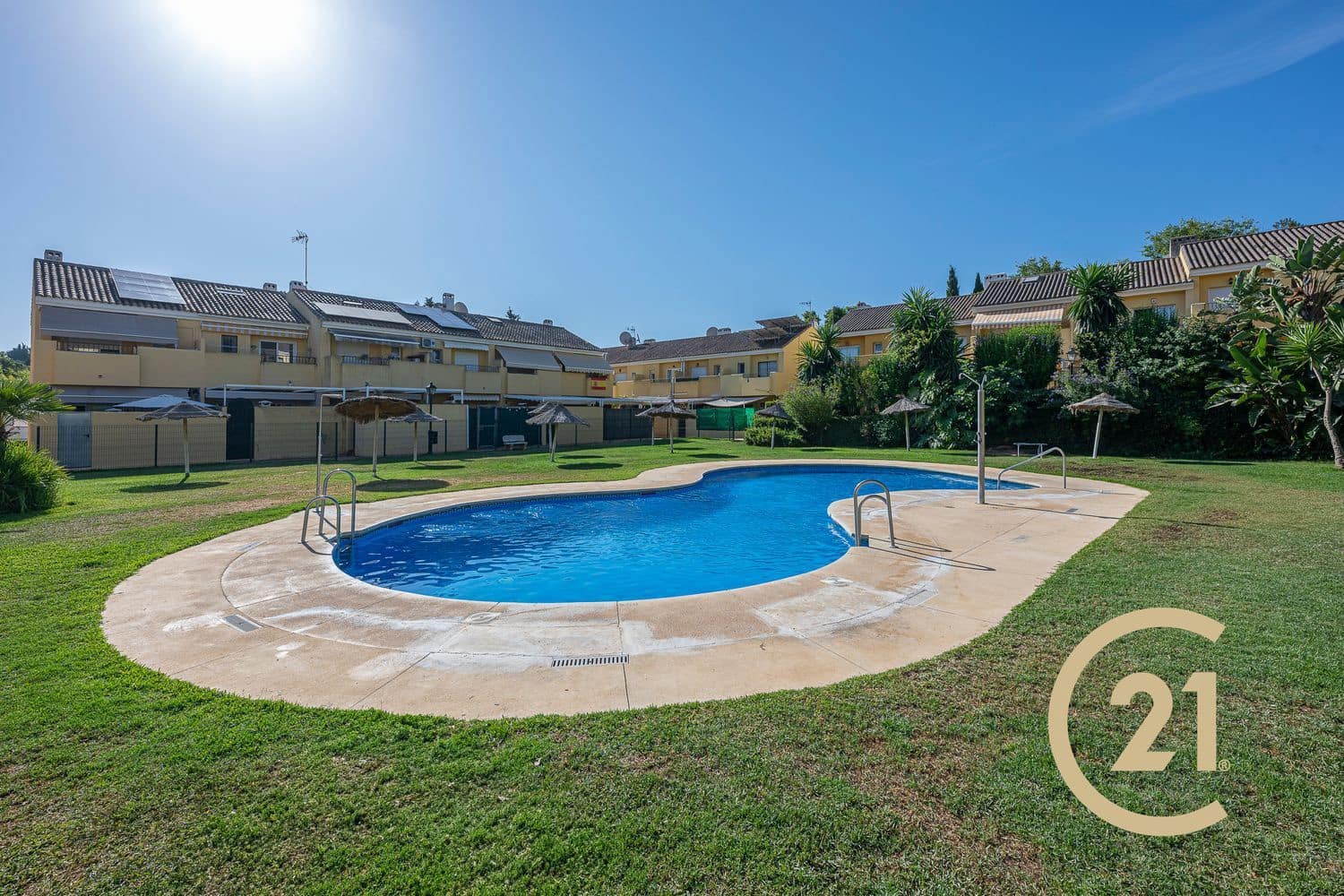 3 soveværelse Byhus til salg i Estepona med swimmingpool garage - € 375.000 (Ref: 9939295)