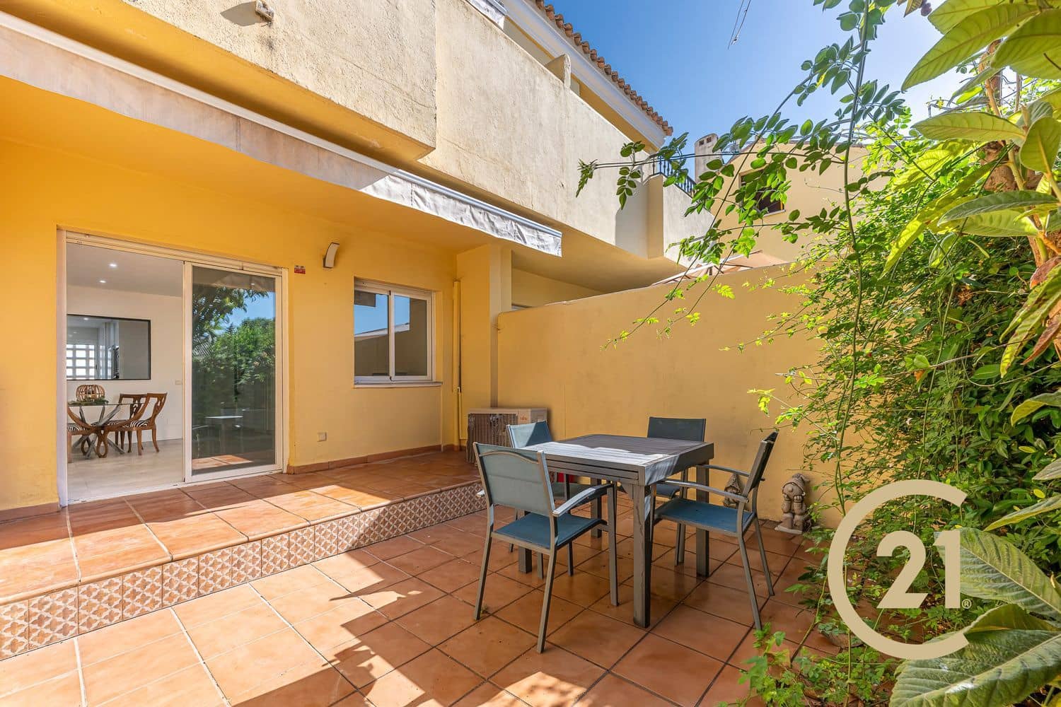 3 soveværelse Byhus til salg i Estepona med swimmingpool garage - € 375.000 (Ref: 9939295)
