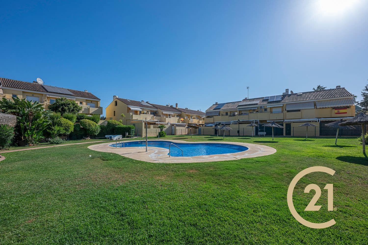3 soveværelse Byhus til salg i Estepona med swimmingpool garage - € 375.000 (Ref: 9939295)
