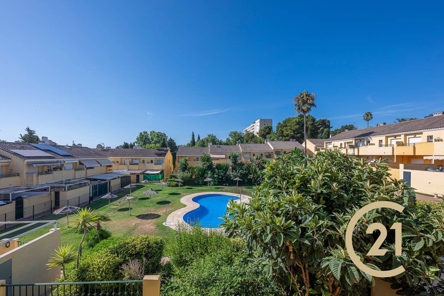 3 soveværelse Byhus til salg i Estepona med swimmingpool garage - € 375.000 (Ref: 9939295)