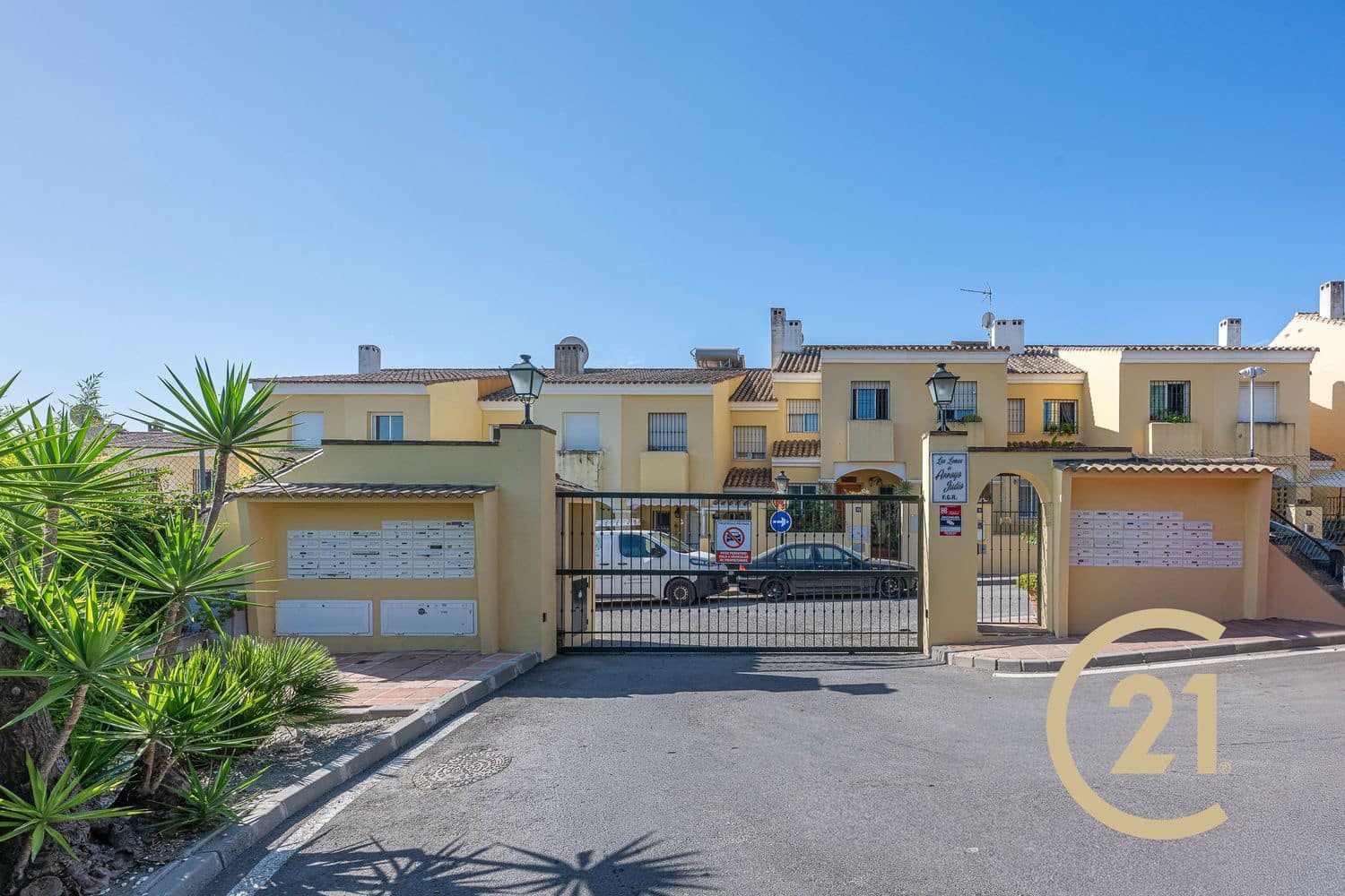 3 soveværelse Byhus til salg i Estepona med swimmingpool garage - € 375.000 (Ref: 9939295)