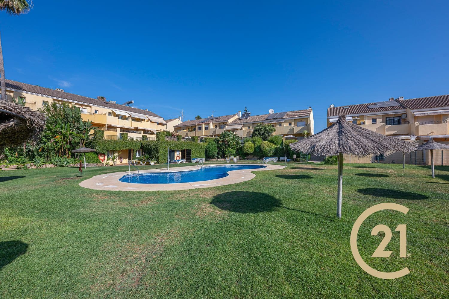 3 soveværelse Byhus til salg i Estepona med swimmingpool garage - € 375.000 (Ref: 9939295)