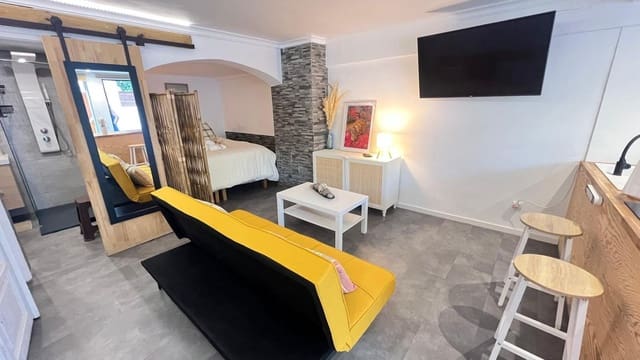 Apartment for rent in Cabopino - Artola, Marbella with garage - € 1,100 (Ref: 9941665)