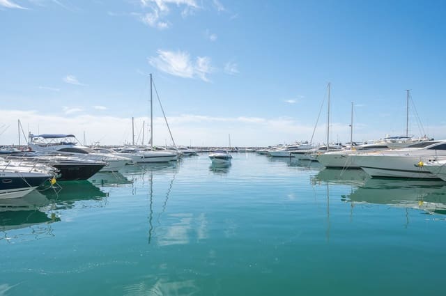 Huoneisto vuokrattavana paikassa Cabopino - Artola, Marbella mukana 
autotalli - 1 100 € (Ref: 9941665)
