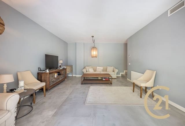 2 chambre Appartement à vendre à Nueva Andalucía Centro, Marbella avec piscine garage - 629 000 € (Ref: 9964615)