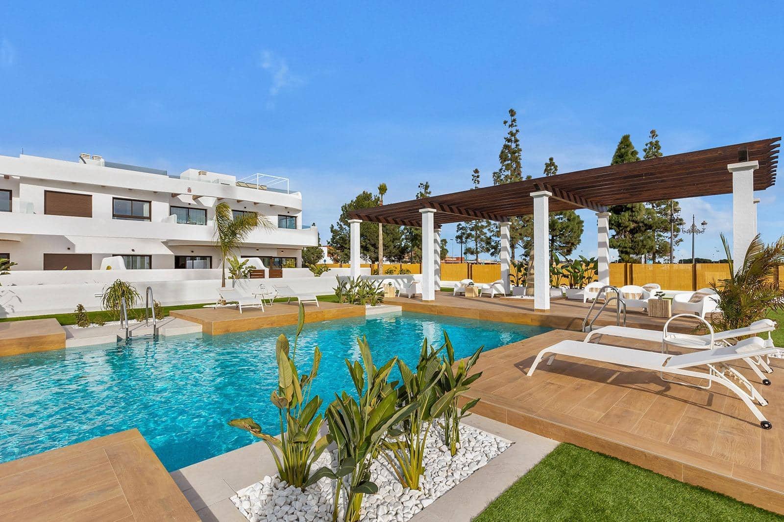 3 soveværelse Bungalow til salg i Los Alcazares med swimmingpool garage - € 399.900 (Ref: 10039586)