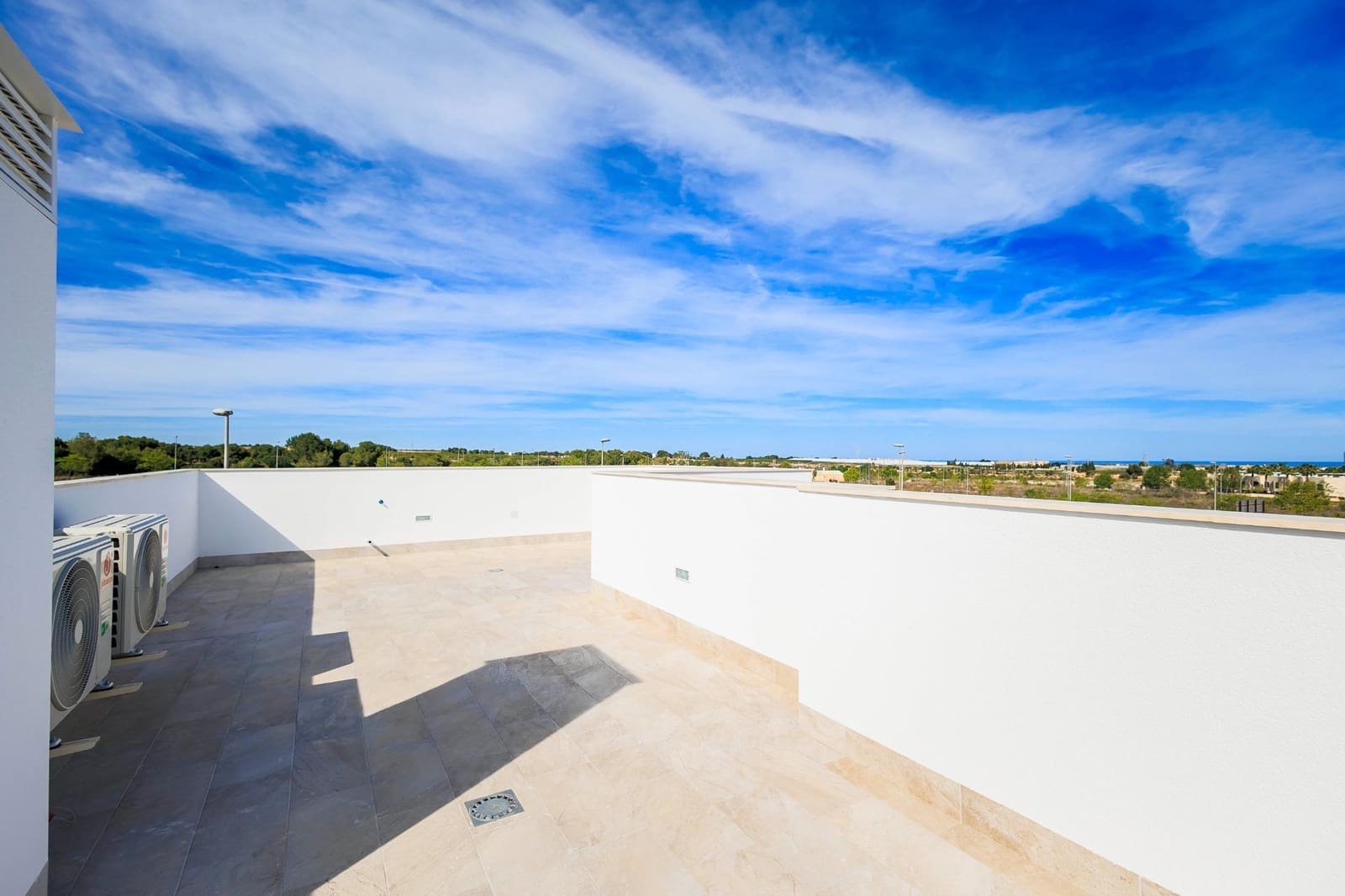 Chalet de 3 habitaciones en Pilar de la Horadada en venta con piscina garaje - 420.000 € (Ref: 10039755)