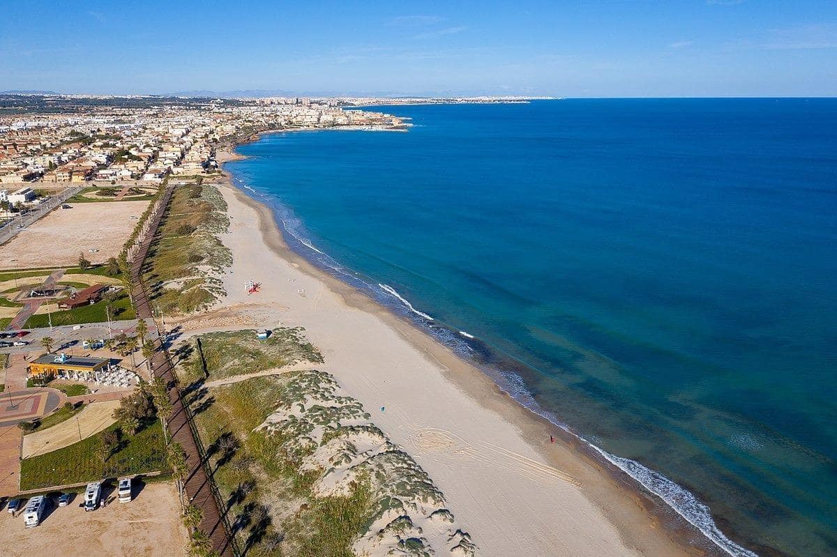 Chalet de 2 habitaciones en Pilar de la Horadada en venta con garaje - 380.000 € (Ref: 10039775)