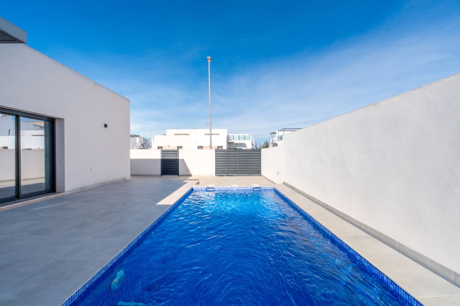 3 sovrum Radhus till salu i Daya Nueva med pool garage - 380 000 € (Ref: 10088628)
