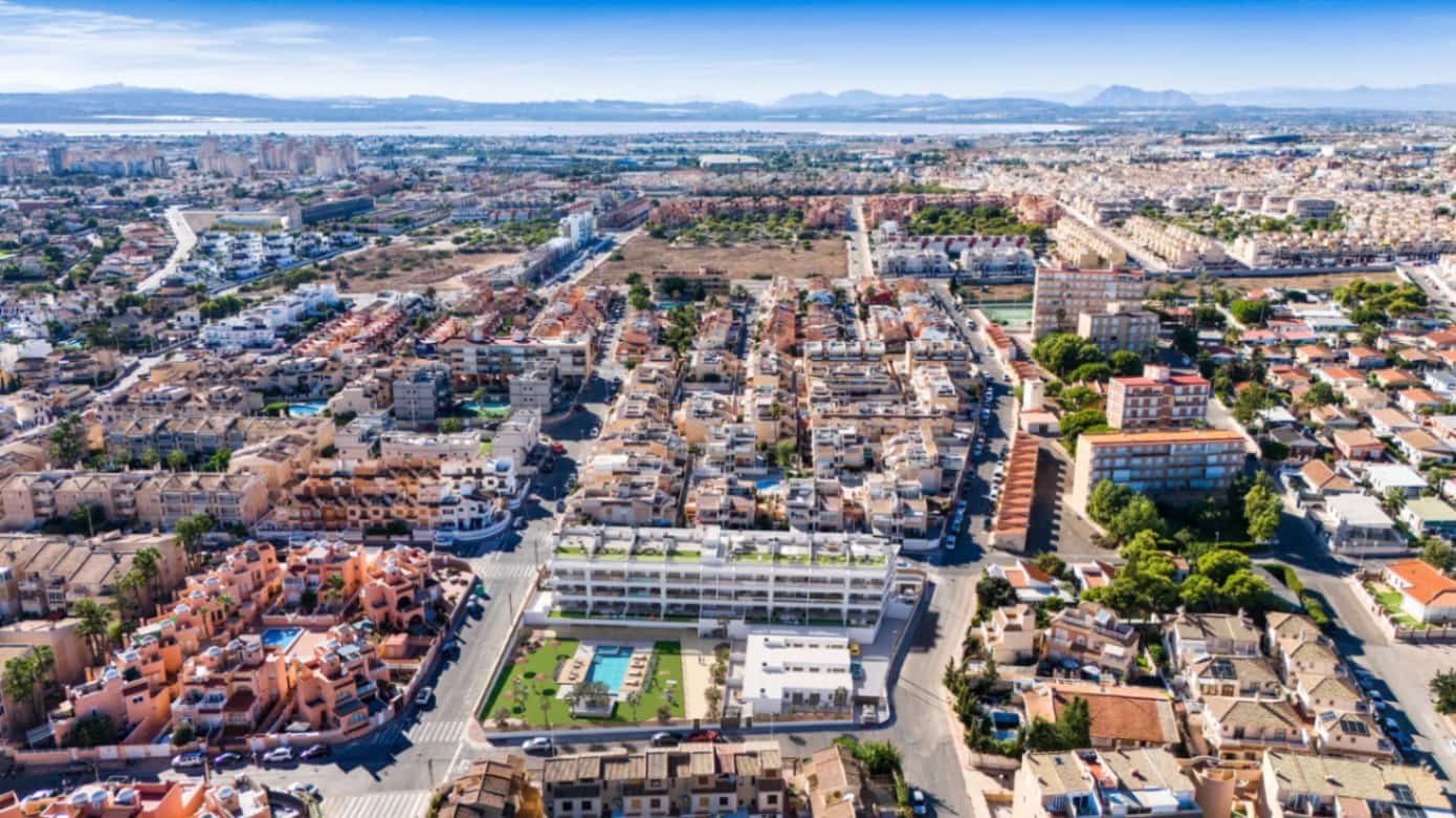 2 bedroom Apartment for sale in Torrevieja with pool garage - € 319,000 (Ref: 10172715)