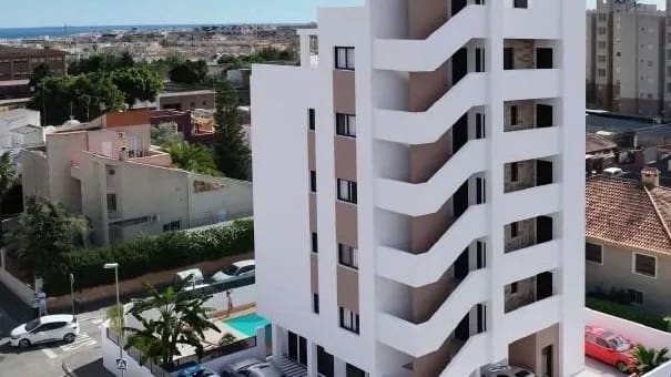Apartamento de 2 habitaciones en Torrevieja en venta con piscina garaje - 269.000 € (Ref: 10174843)