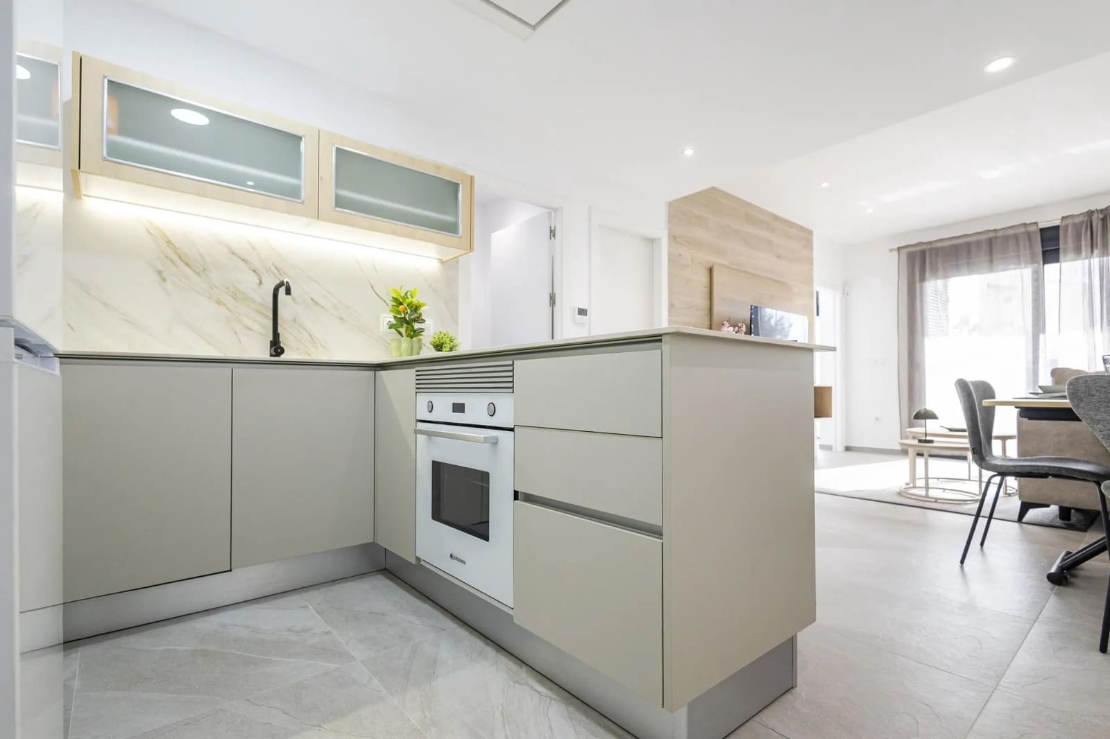 Apartamento de 2 habitaciones en Torrevieja en venta con piscina garaje - 269.000 € (Ref: 10174843)