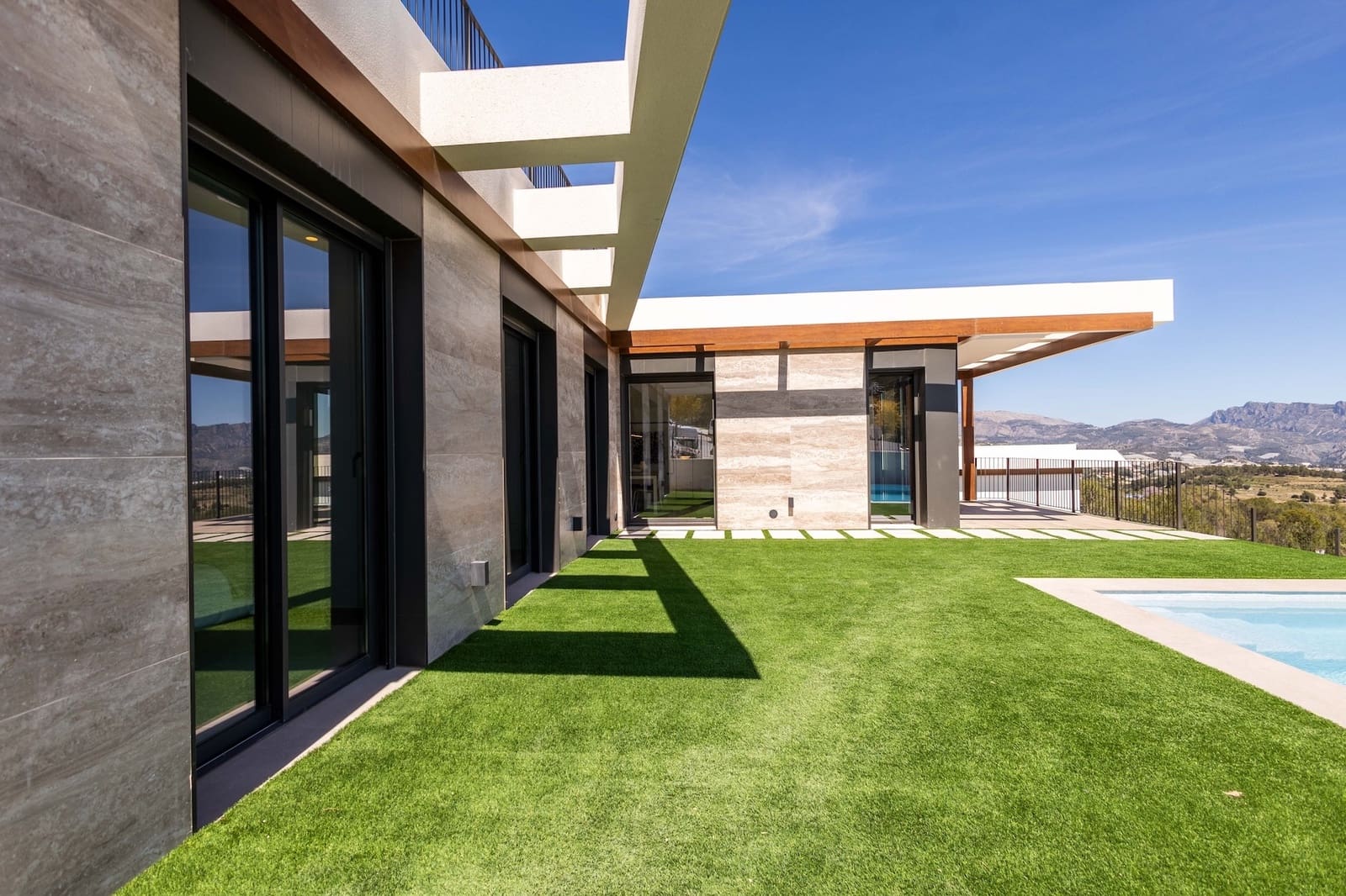 3 bedroom Villa for sale in Polop with pool - € 535,000 (Ref: 9300695)