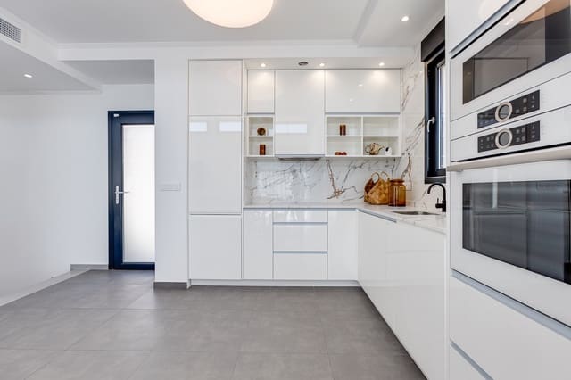 Chalet de 4 habitaciones en Los Europeos, Torrevieja en venta con piscina - 940.000 € (Ref: 9304985)
