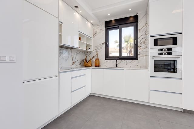 Chalet de 4 habitaciones en Los Europeos, Torrevieja en venta con piscina - 940.000 € (Ref: 9304985)