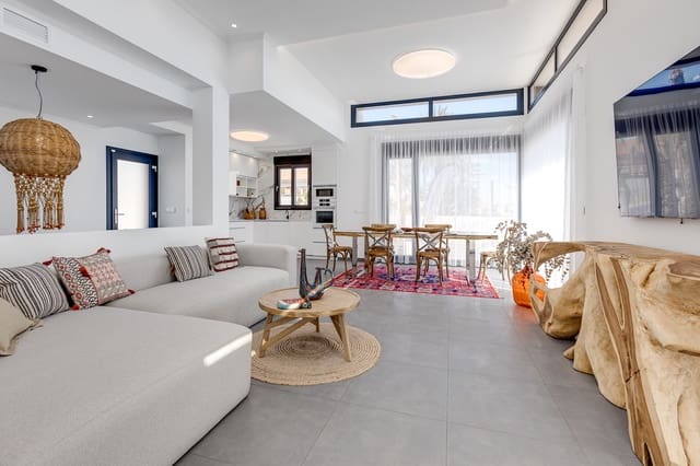 Chalet de 4 habitaciones en Los Europeos, Torrevieja en venta con piscina - 940.000 € (Ref: 9304985)