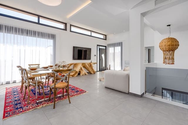 Chalet de 4 habitaciones en Los Europeos, Torrevieja en venta con piscina - 940.000 € (Ref: 9304985)