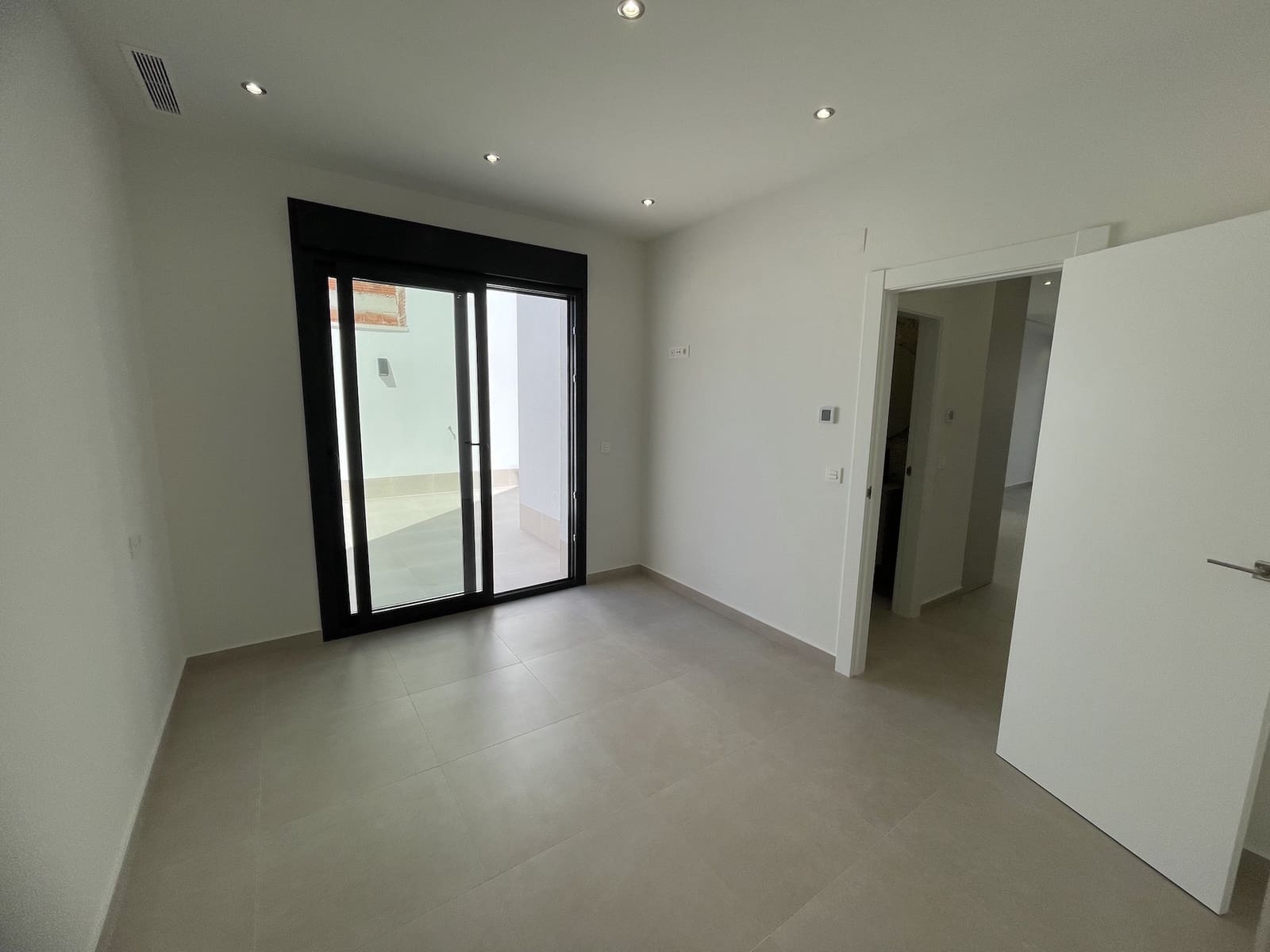 3 soveværelse Villa til salg i Almoradi med swimmingpool garage - € 359.000 (Ref: 9341955)