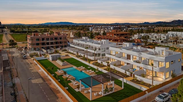 Ático de 2 habitaciones en Centro, Los Alcázares en venta con piscina - 339.000 € (Ref: 9795822)