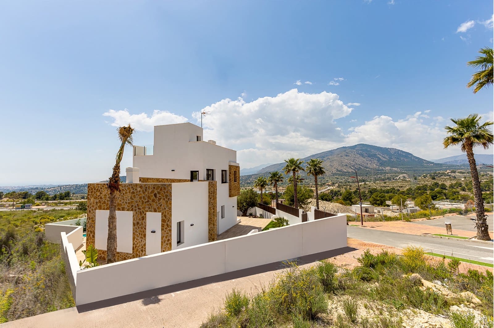 4 bedroom Villa for sale in Finestrat with pool - € 650,000 (Ref: 9795923)