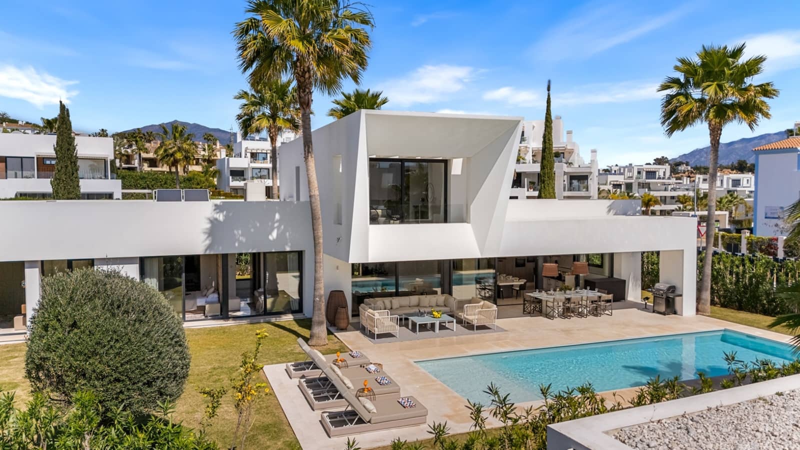4 soverom Villa til salgs i El Paraiso med svømmebasseng garasje - € 3 395 000 (Ref: 9953551)