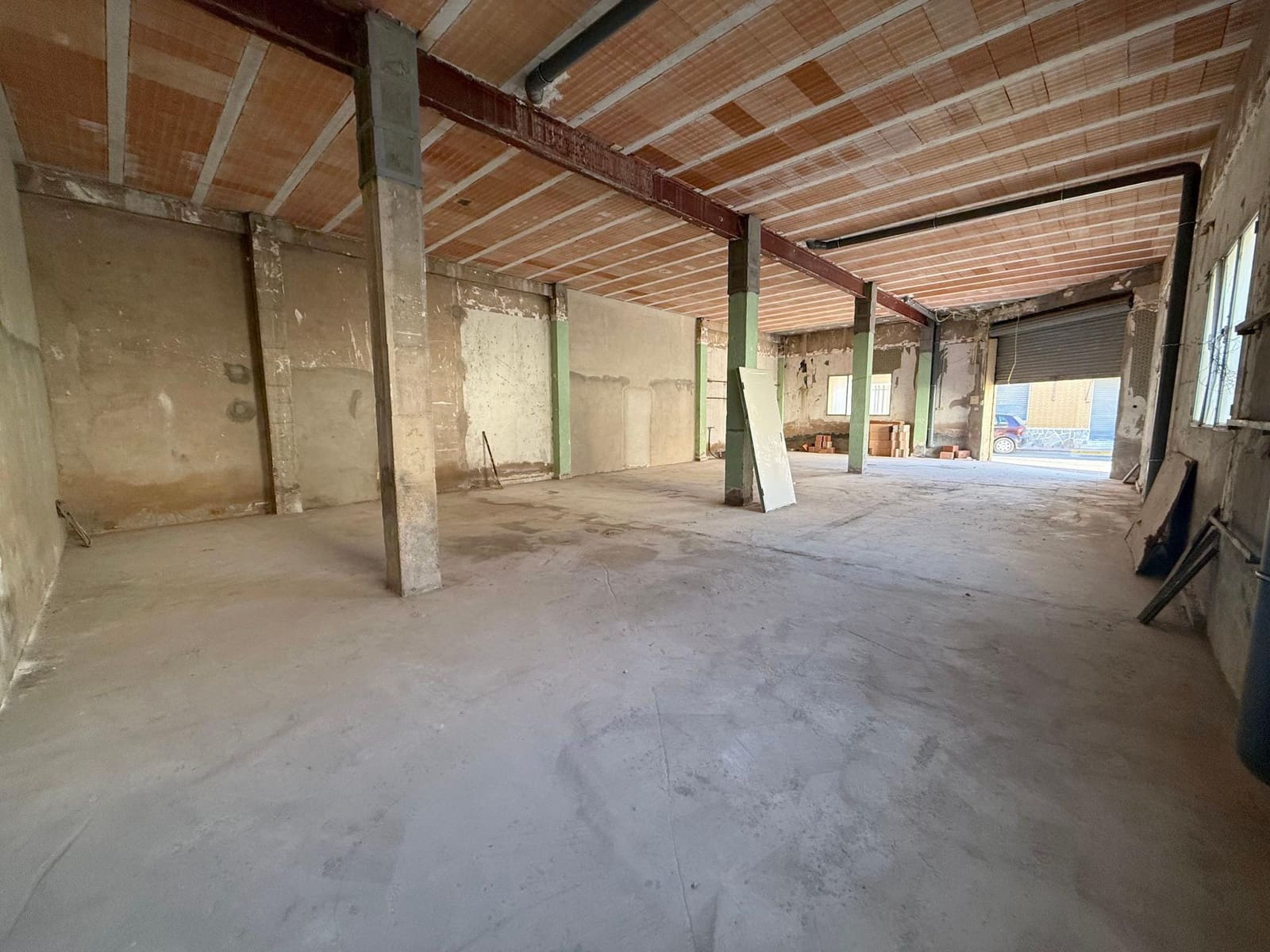 Kommersiell til leie i Roldan - € 400 (Ref: 9879014)