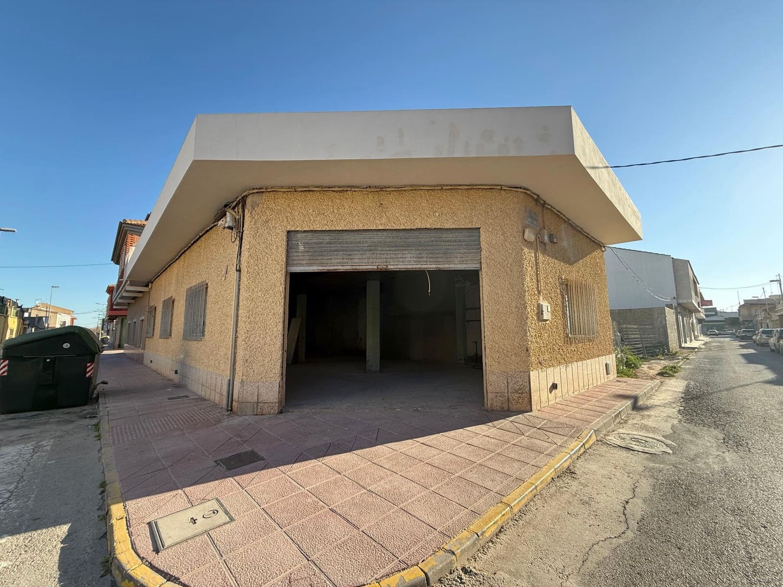 Kommersiell til leie i Roldan - € 400 (Ref: 9879014)