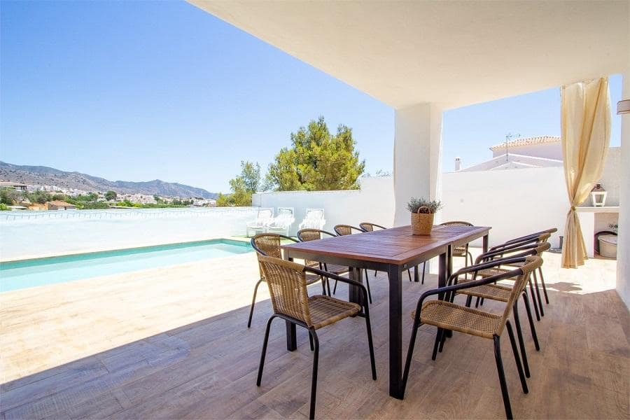 4 soveværelse Byhus til salg i Nerja med swimmingpool garage - € 800.000 (Ref: 8582309)