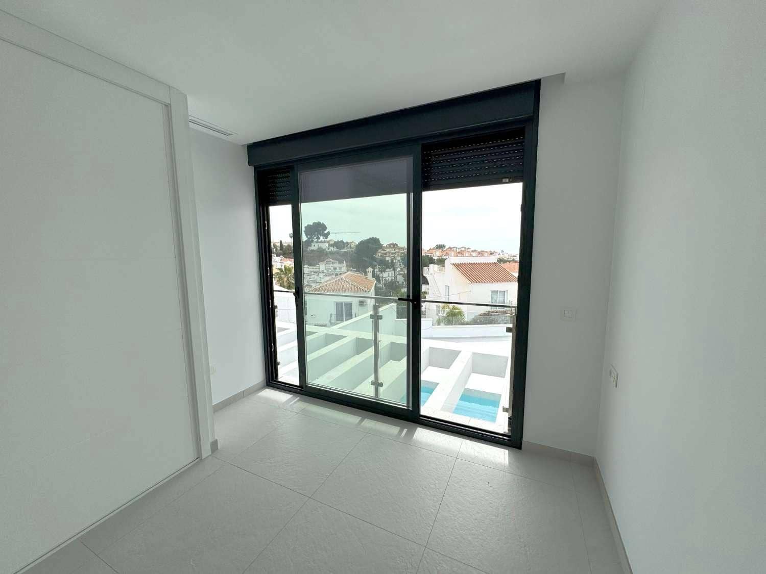 3 sypialnia Dom na sprzedaż w Nerja z basenem garażem - 1 145 000 € (Ref: 8834689)