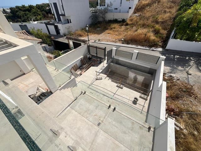 4 soveværelse Byhus til salg i Avda Pescia - Ctra de Frigiliana, Nerja med swimmingpool garage - € 695.000 (Ref: 9252224)