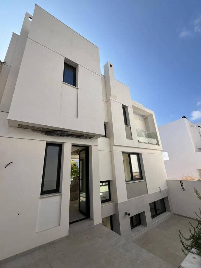 4 soveværelse Byhus til salg i Nerja med swimmingpool garage - € 695.000 (Ref: 9252224)