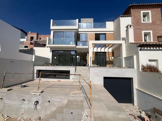 4 soveværelse Byhus til salg i Avda Pescia - Ctra de Frigiliana, Nerja med swimmingpool garage - € 695.000 (Ref: 9252224)
